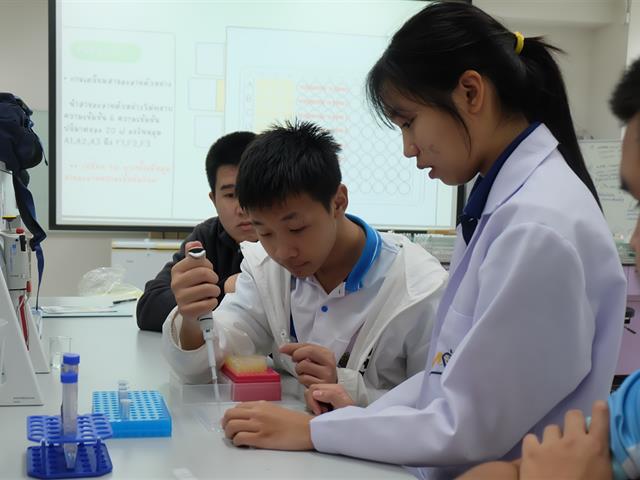 คณะวิทยาศาสตร์การแพทย์เปิดบ้านต้อนรับนักเรียนชั้นมัธยมศึกษาปีที่ 5 พร้อมด้วยคณะครูจากโรงเรียนเทศบาล 6 นครเชียงราย เพื่อเข้าฝึกปฏิบัติการทางด้านวิทยาศาสตร์การแพทย์
