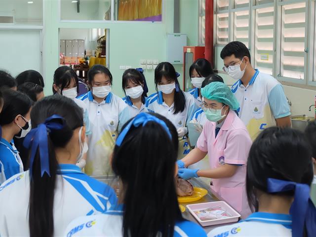 คณะวิทยาศาสตร์การแพทย์เปิดบ้านต้อนรับนักเรียนชั้นมัธยมศึกษาปีที่ 5 พร้อมด้วยคณะครูจากโรงเรียนเทศบาล 6 นครเชียงราย เพื่อเข้าฝึกปฏิบัติการทางด้านวิทยาศาสตร์การแพทย์