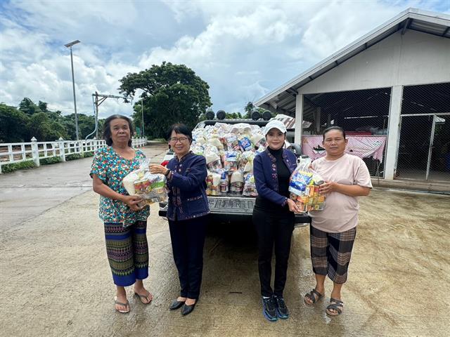มหาวิทยาลัยพะเยา กรรมการส่งเสริมกิจการมหาวิทยาลัยพะเยา ร่วมต้อนรับองคมนตรี ลงพื้นที่ช่วยเหลือผู้ประสบอุทกภัยน้ำท่วมอำเภอเชียงม่วน จังหวัดพะเยา