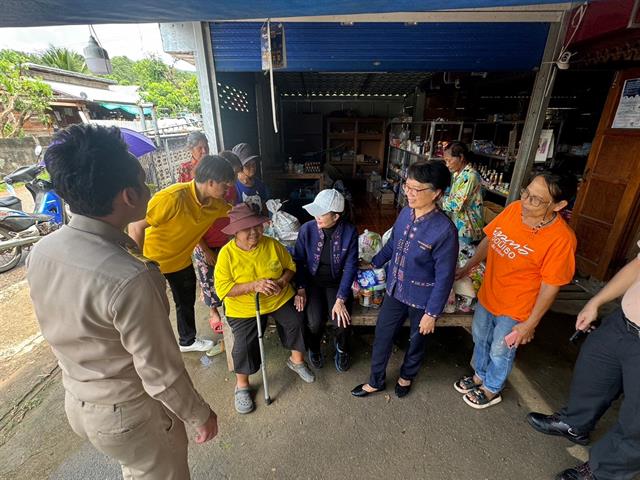 มหาวิทยาลัยพะเยา กรรมการส่งเสริมกิจการมหาวิทยาลัยพะเยา ร่วมต้อนรับองคมนตรี ลงพื้นที่ช่วยเหลือผู้ประสบอุทกภัยน้ำท่วมอำเภอเชียงม่วน จังหวัดพะเยา