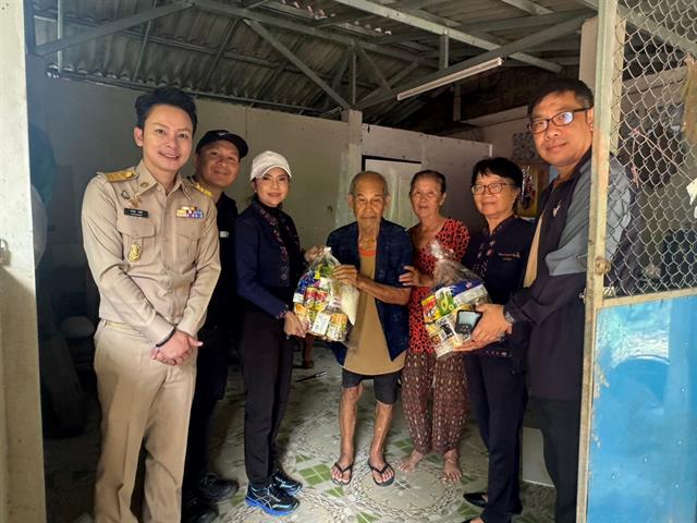 มหาวิทยาลัยพะเยา กรรมการส่งเสริมกิจการมหาวิทยาลัยพะเยา ร่วมต้อนรับองคมนตรี ลงพื้นที่ช่วยเหลือผู้ประสบอุทกภัยน้ำท่วมอำเภอเชียงม่วน จังหวัดพะเยา