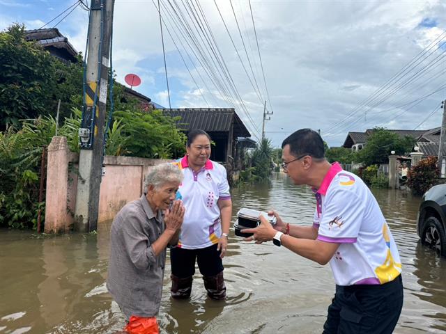 มหาวิทยาลัยพะเยา กรรมการส่งเสริมกิจการมหาวิทยาลัยพะเยา ลงพื้นที่ช่วยเหลือผู้ประสบภัยน้ำท่วม บ้านตุ่นใต้ อำเภอเมืองพะเยา จังหวัดพะเยา
