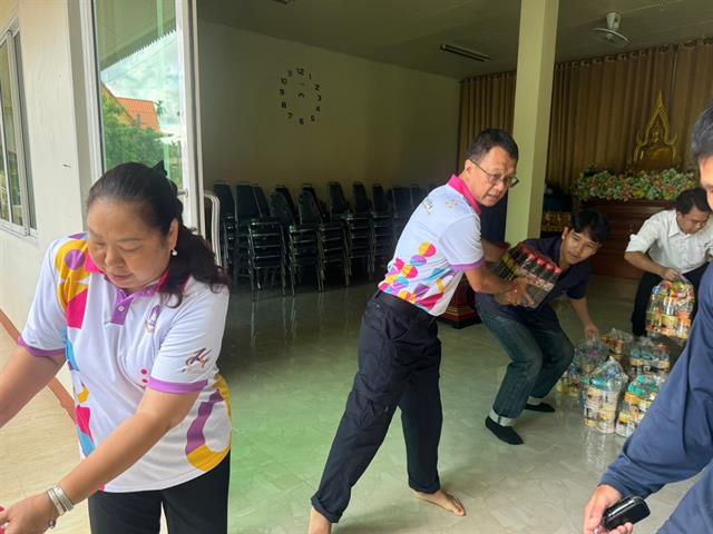 มหาวิทยาลัยพะเยา กรรมการส่งเสริมกิจการมหาวิทยาลัยพะเยา ลงพื้นที่ช่วยเหลือผู้ประสบภัยน้ำท่วม บ้านตุ่นใต้ อำเภอเมืองพะเยา จังหวัดพะเยา