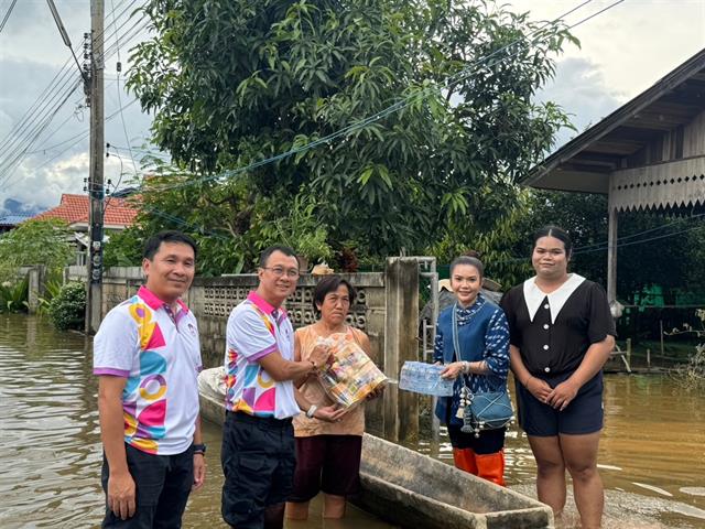 มหาวิทยาลัยพะเยา กรรมการส่งเสริมกิจการมหาวิทยาลัยพะเยา ลงพื้นที่ช่วยเหลือผู้ประสบภัยน้ำท่วม บ้านตุ่นใต้ อำเภอเมืองพะเยา จังหวัดพะเยา