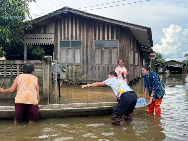 มหาวิทยาลัยพะเยา กรรมการส่งเสริมกิจการมหาวิทยาลัยพะเยา ลงพื้นที่ช่วยเหลือผู้ประสบภัยน้ำท่วม บ้านตุ่นใต้ อำเภอเมืองพะเยา จังหวัดพะเยา