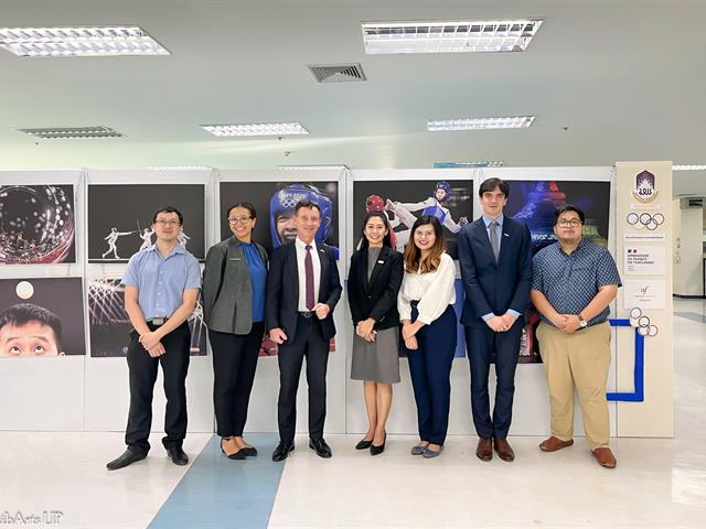 คณะผู้ช่วยทูตฯ สถานเอกอัครราชทูตฝรั่งเศสประจำประเทศไทย เข้าเยี่ยมชมนิทรรศการภาพถ่าย หัวข้อ « Vers Paris 2024 »