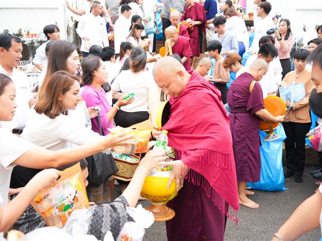 มหาวิทยาลัยพะเยา จัดกิจกรรมประเพณีตักบาตรเทโวโรหณะ ประจำปี 2567