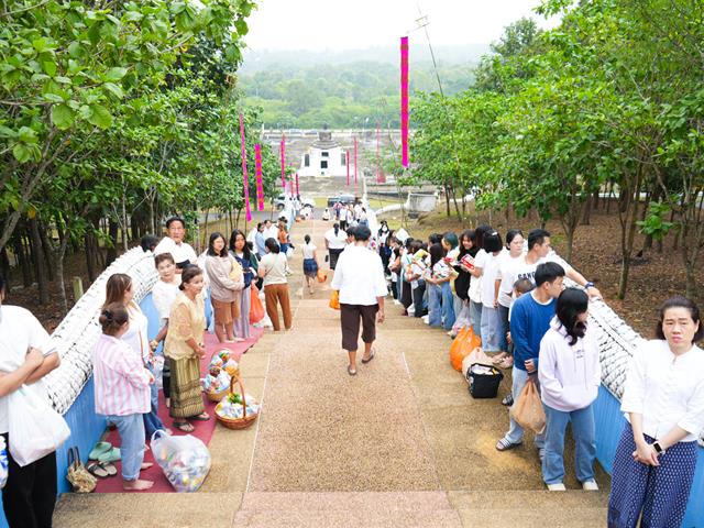 มหาวิทยาลัยพะเยา จัดกิจกรรมประเพณีตักบาตรเทโวโรหณะ ประจำปี 2567