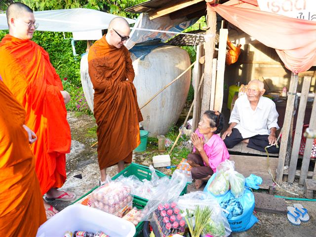 มหาวิทยาลัยพะเยาจัดกิจกรรมประเพณีตานตอด ภายใต้กิจกรรมประเพณีตักบาตรเทโวโรหณะ ประจำปี 2567