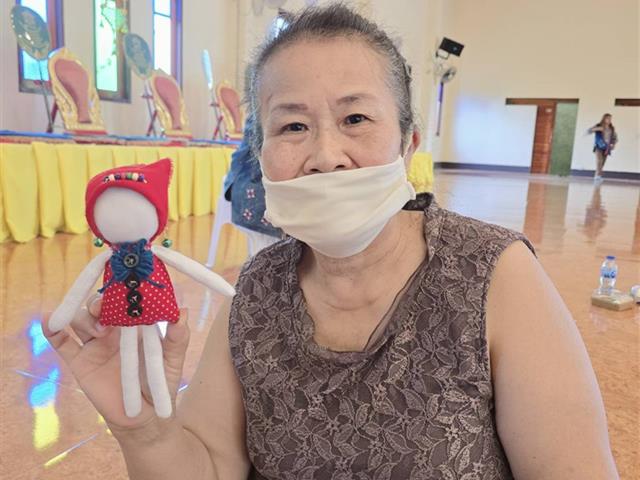 ประดิษฐ์ตุ๊กตาของที่ระลึกส่งเสริมการสร้างรายได้ให้กลุ่มผู้สูงอายุ