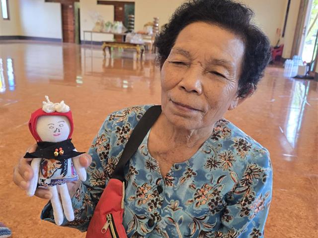 ประดิษฐ์ตุ๊กตาของที่ระลึกส่งเสริมการสร้างรายได้ให้กลุ่มผู้สูงอายุ