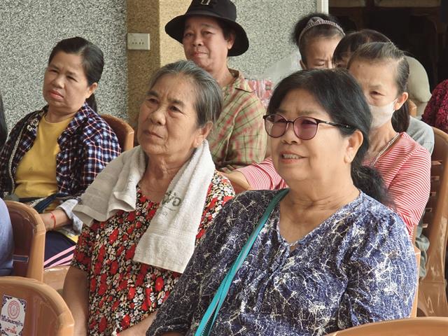 ประดิษฐ์ตุ๊กตาของที่ระลึกส่งเสริมการสร้างรายได้ให้กลุ่มผู้สูงอายุ
