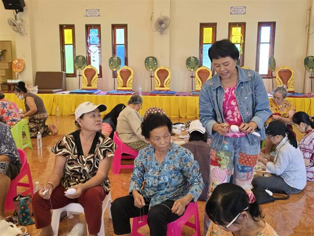 ประดิษฐ์ตุ๊กตาของที่ระลึกส่งเสริมการสร้างรายได้ให้กลุ่มผู้สูงอายุ