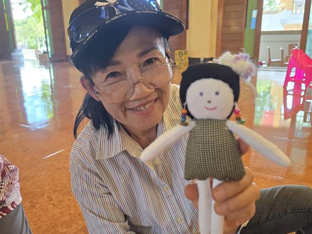 ประดิษฐ์ตุ๊กตาของที่ระลึกส่งเสริมการสร้างรายได้ให้กลุ่มผู้สูงอายุ