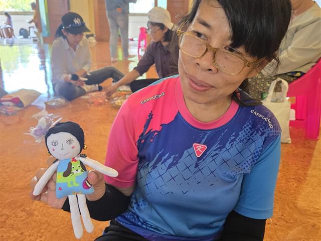 ประดิษฐ์ตุ๊กตาของที่ระลึกส่งเสริมการสร้างรายได้ให้กลุ่มผู้สูงอายุ