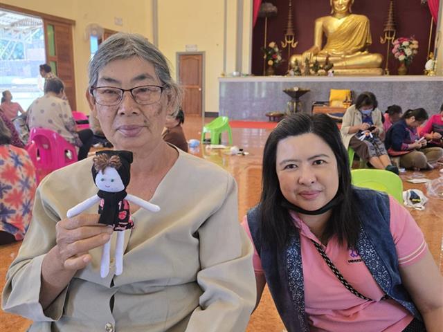 ประดิษฐ์ตุ๊กตาของที่ระลึกส่งเสริมการสร้างรายได้ให้กลุ่มผู้สูงอายุ