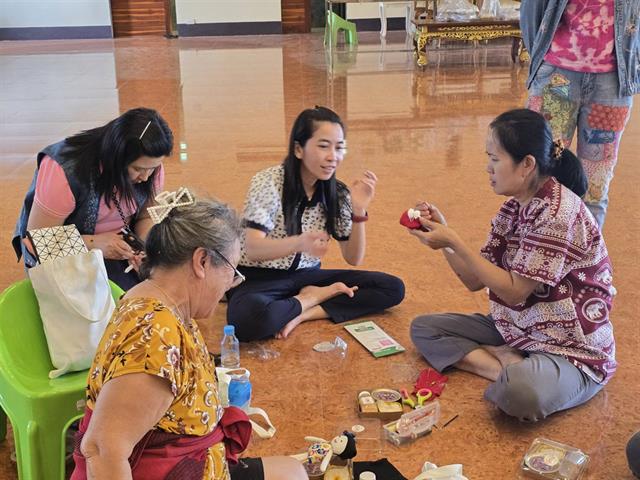 ประดิษฐ์ตุ๊กตาของที่ระลึกส่งเสริมการสร้างรายได้ให้กลุ่มผู้สูงอายุ