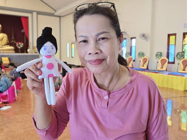 ประดิษฐ์ตุ๊กตาของที่ระลึกส่งเสริมการสร้างรายได้ให้กลุ่มผู้สูงอายุ