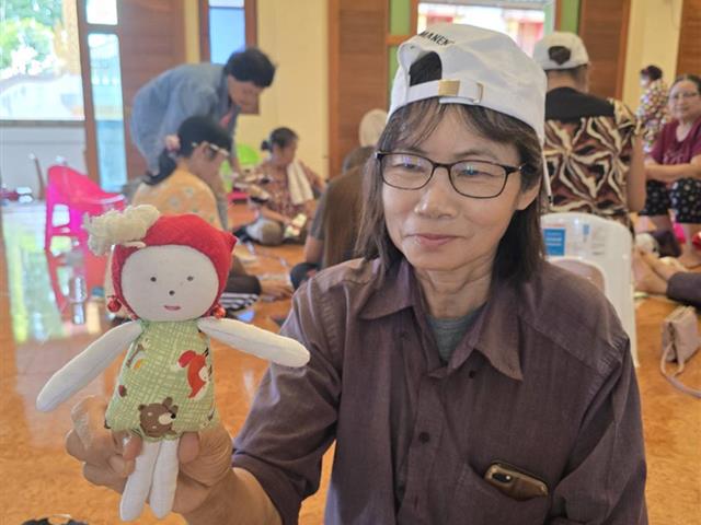 ประดิษฐ์ตุ๊กตาของที่ระลึกส่งเสริมการสร้างรายได้ให้กลุ่มผู้สูงอายุ