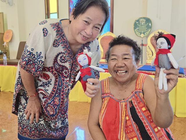 ประดิษฐ์ตุ๊กตาของที่ระลึกส่งเสริมการสร้างรายได้ให้กลุ่มผู้สูงอายุ