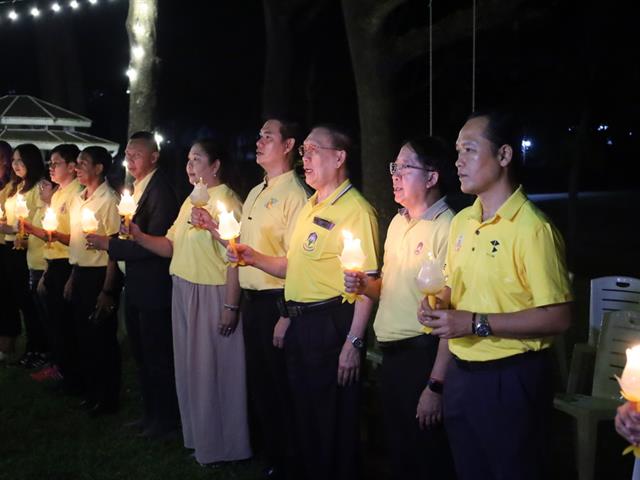 รองศาสตราจารย์ ดร. เภสัชกรสุรศักดิ์ เสาแก้ว คณบดีคณะเภสัชศาสตร์ เป็นตัวแทนเข้าร่วมงาน “ดนตรีในสวน : H.M. Song อว.บรรเลงเพลงของพ่อ”