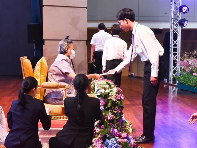 นิสิตสาขาวิชาภาษาฝรั่งเศส คณะศิลปศาสตร์ มหาวิทยาลัยพะเยาเข้ารับพระราชทานเกียรติบัตรจากสมเด็จพระกนิษฐาธิราชเจ้า กรมสมเด็จพระเทพรัตนราชสุดา ฯ สยามบรมราช