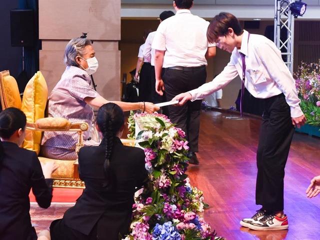 นิสิตสาขาวิชาภาษาฝรั่งเศส คณะศิลปศาสตร์ มหาวิทยาลัยพะเยาเข้ารับพระราชทานเกียรติบัตรจากสมเด็จพระกนิษฐาธิราชเจ้า กรมสมเด็จพระเทพรัตนราชสุดา ฯ สยามบรมราช