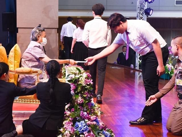 นิสิตสาขาวิชาภาษาฝรั่งเศส คณะศิลปศาสตร์ มหาวิทยาลัยพะเยาเข้ารับพระราชทานเกียรติบัตรจากสมเด็จพระกนิษฐาธิราชเจ้า กรมสมเด็จพระเทพรัตนราชสุดา ฯ สยามบรมราช