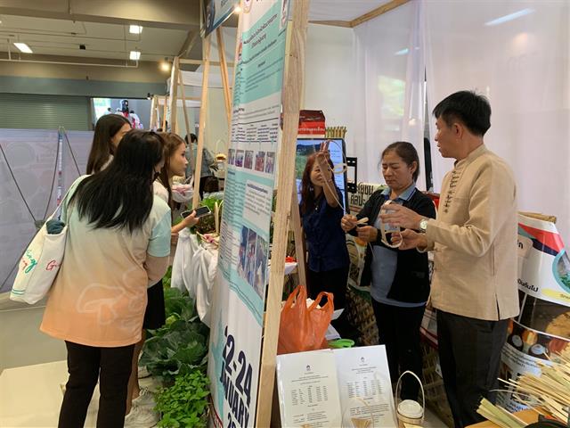 รับรางวัลโล่เหรียญเงินการประกวดนิทรรศการ 1 คณะ 1 ชุมชนนวัตกรรม 
