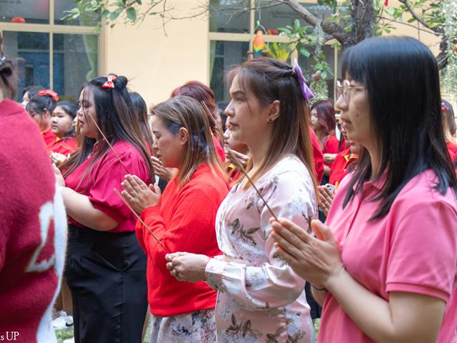 คณะศิลปศาสตร์จัดพิธีสักการะสิ่งศักดิ์สิทธิ์เพื่อขอพรเสริมความเป็นสิริมงคล แก่บุคลากรและนิสิตคณะศิลปศาสตร์ เนื่องในโอกาสวันตรุษจีน 2568