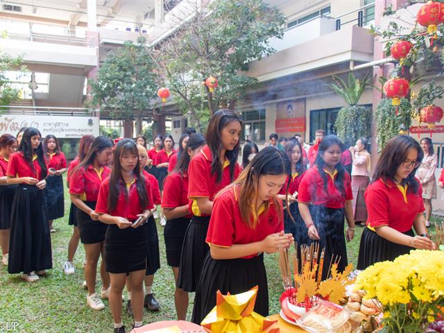 คณะศิลปศาสตร์จัดพิธีสักการะสิ่งศักดิ์สิทธิ์เพื่อขอพรเสริมความเป็นสิริมงคล แก่บุคลากรและนิสิตคณะศิลปศาสตร์ เนื่องในโอกาสวันตรุษจีน 2568