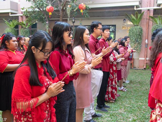 คณะศิลปศาสตร์จัดพิธีสักการะสิ่งศักดิ์สิทธิ์เพื่อขอพรเสริมความเป็นสิริมงคล แก่บุคลากรและนิสิตคณะศิลปศาสตร์ เนื่องในโอกาสวันตรุษจีน 2568