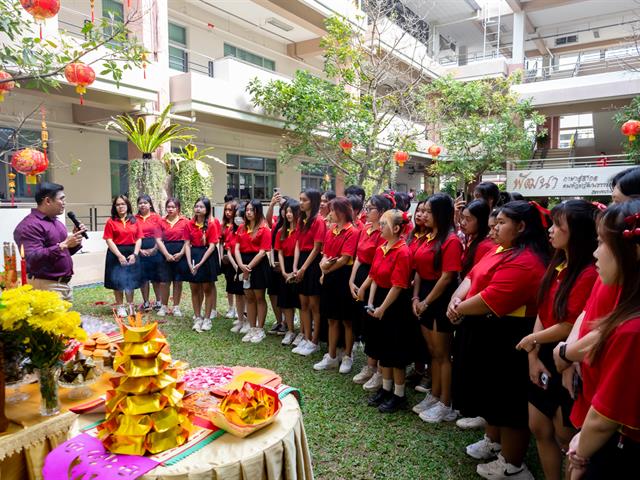 คณะศิลปศาสตร์จัดพิธีสักการะสิ่งศักดิ์สิทธิ์เพื่อขอพรเสริมความเป็นสิริมงคล แก่บุคลากรและนิสิตคณะศิลปศาสตร์ เนื่องในโอกาสวันตรุษจีน 2568