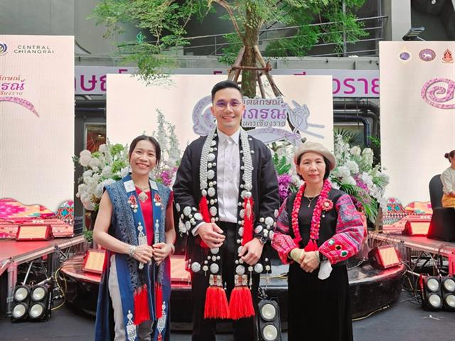 ร่วมพิธีเปิดงานอัตลักษณ์อาภรณ์นครเชียงราย