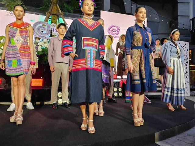 ร่วมพิธีเปิดงานอัตลักษณ์อาภรณ์นครเชียงราย
