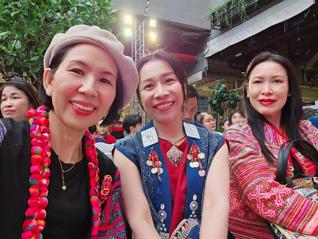 ร่วมพิธีเปิดงานอัตลักษณ์อาภรณ์นครเชียงราย
