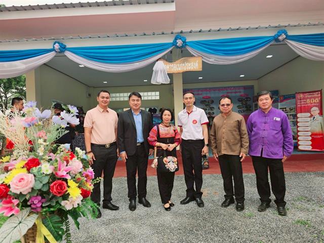 ร่วมพิธีเปิดป้ายศูนย์ประสานงานและส่งเสริมการมีงานทำ