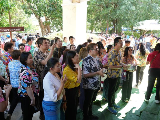 มหาวิทยาลัยพะเยา ร่วมพิธีรดน้ำดำหัวผู้ว่าราชการจังหวัดพะเยา เนื่องในเทศกาลสงกรานต์ ประเพณีปีใหม่ไทย ประจำปี 2568