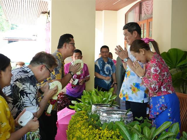 มหาวิทยาลัยพะเยา ร่วมพิธีรดน้ำดำหัวผู้ว่าราชการจังหวัดพะเยา เนื่องในเทศกาลสงกรานต์ ประเพณีปีใหม่ไทย ประจำปี 2568