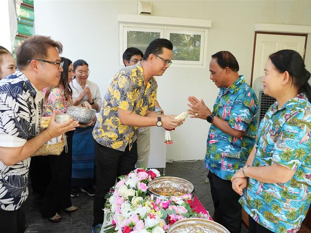 มหาวิทยาลัยพะเยา ร่วมพิธีรดน้ำดำหัวผู้ว่าราชการจังหวัดพะเยา เนื่องในเทศกาลสงกรานต์ ประเพณีปีใหม่ไทย ประจำปี 2568