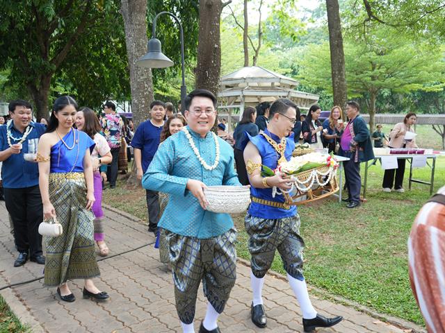 มหาวิทยาลัยพะเยาจัดพิธีสระเกล้าดำหัวอธิการบดีและผู้อาวุโส เนื่องในเทศกาลสงกรานต์มหาวิทยาลัยพะเยาประจำปี 2568