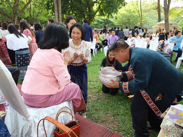 ร่วมพิธีสระเกล้าดำหัวอธิการบดีและผู้อาวุโส