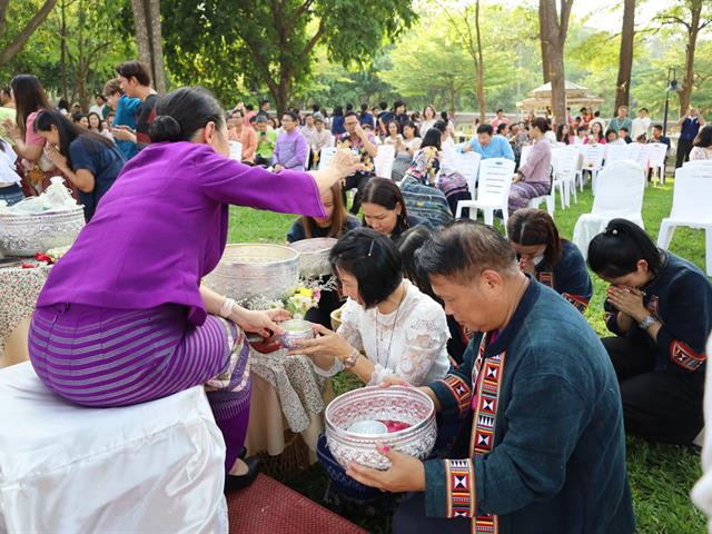 ร่วมพิธีสระเกล้าดำหัวอธิการบดีและผู้อาวุโส