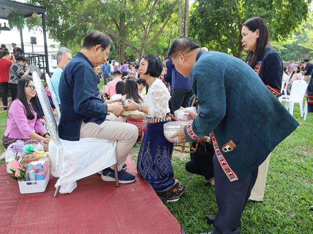 ร่วมพิธีสระเกล้าดำหัวอธิการบดีและผู้อาวุโส