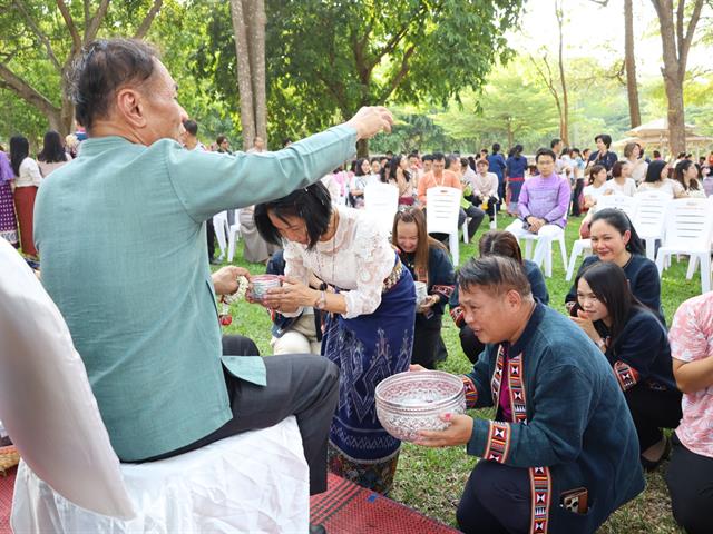 ร่วมพิธีสระเกล้าดำหัวอธิการบดีและผู้อาวุโส