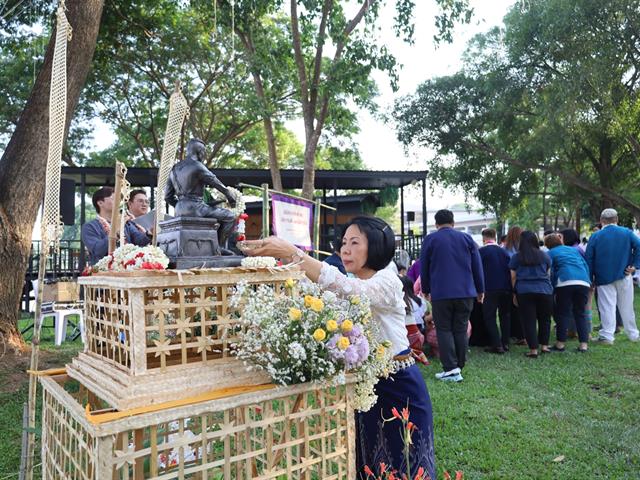 ร่วมพิธีสระเกล้าดำหัวอธิการบดีและผู้อาวุโส