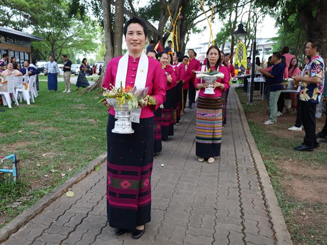ร่วมพิธีสระเกล้าดำหัวอธิการบดีและผู้อาวุโส