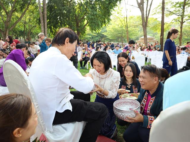 ร่วมพิธีสระเกล้าดำหัวอธิการบดีและผู้อาวุโส