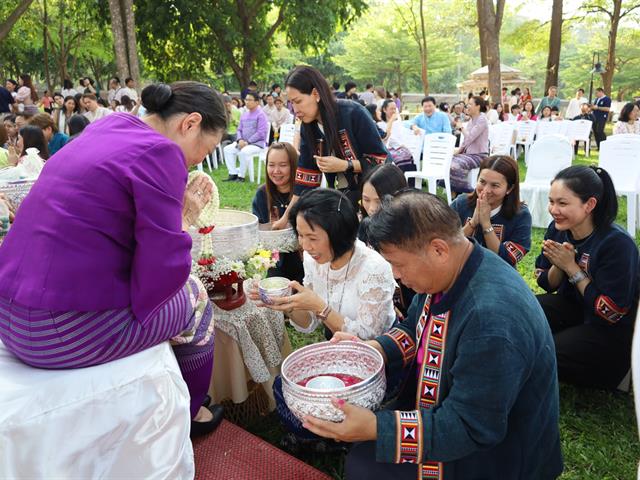 ร่วมพิธีสระเกล้าดำหัวอธิการบดีและผู้อาวุโส