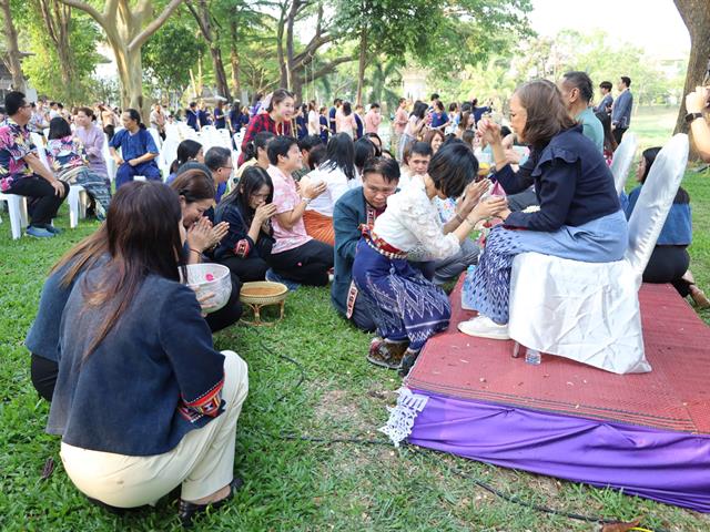 ร่วมพิธีสระเกล้าดำหัวอธิการบดีและผู้อาวุโส